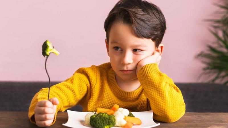 Yemek seçen bir çocuğa yaz tatilinde yemek yedirme ipuçları