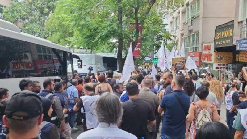 Meclis önünde açıklama yapmak isteyen öğretmenlere polis müdahalesi