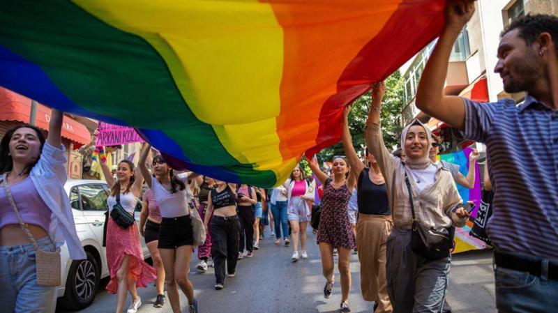 Türkiye'de çok sayıda insan hakları ve LGBTQ+ örgütün X hesabı engellendi