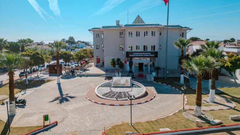 İzmir'de Balçova ve Seferihisar belediye başkanları gözaltına alındı