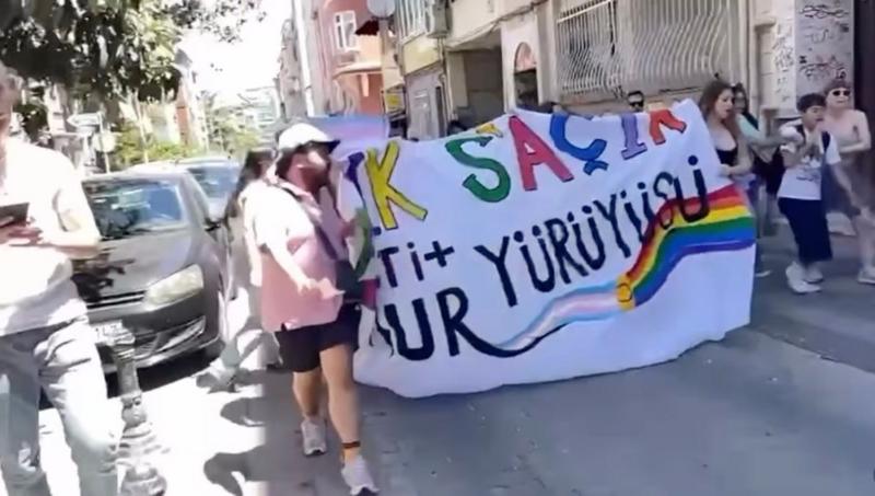 İstanbul Onur Yürüyüşü'ne polis müdahale etti: 'En az 50 kişi gözaltına alındı'