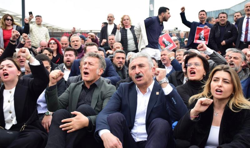 Bursa belediyesi AKP'ye geçti, CHP yürüyüşüne gazla müdahale