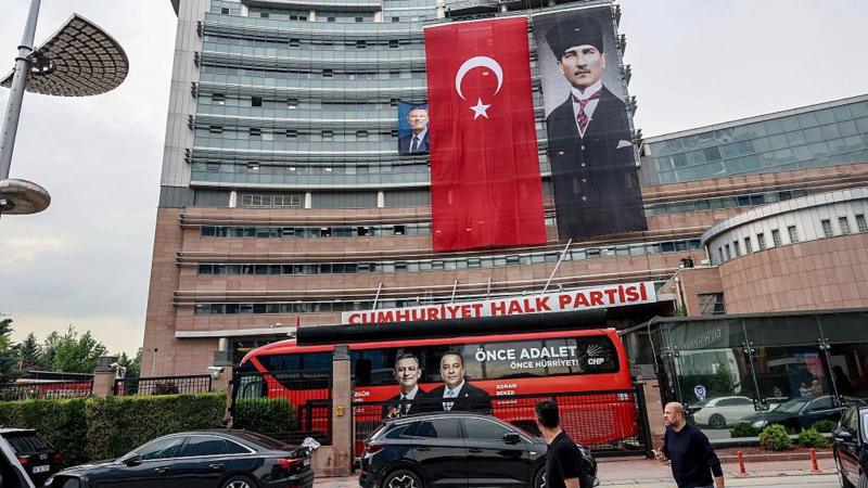 Mutlak butlan: Özgür Özel'den CHP önünde toplanma çağrısı