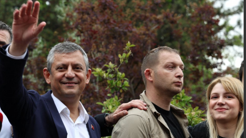 Özgür Özel: 'Parti kurma durumumuz yok, kimse istifa etmesin'