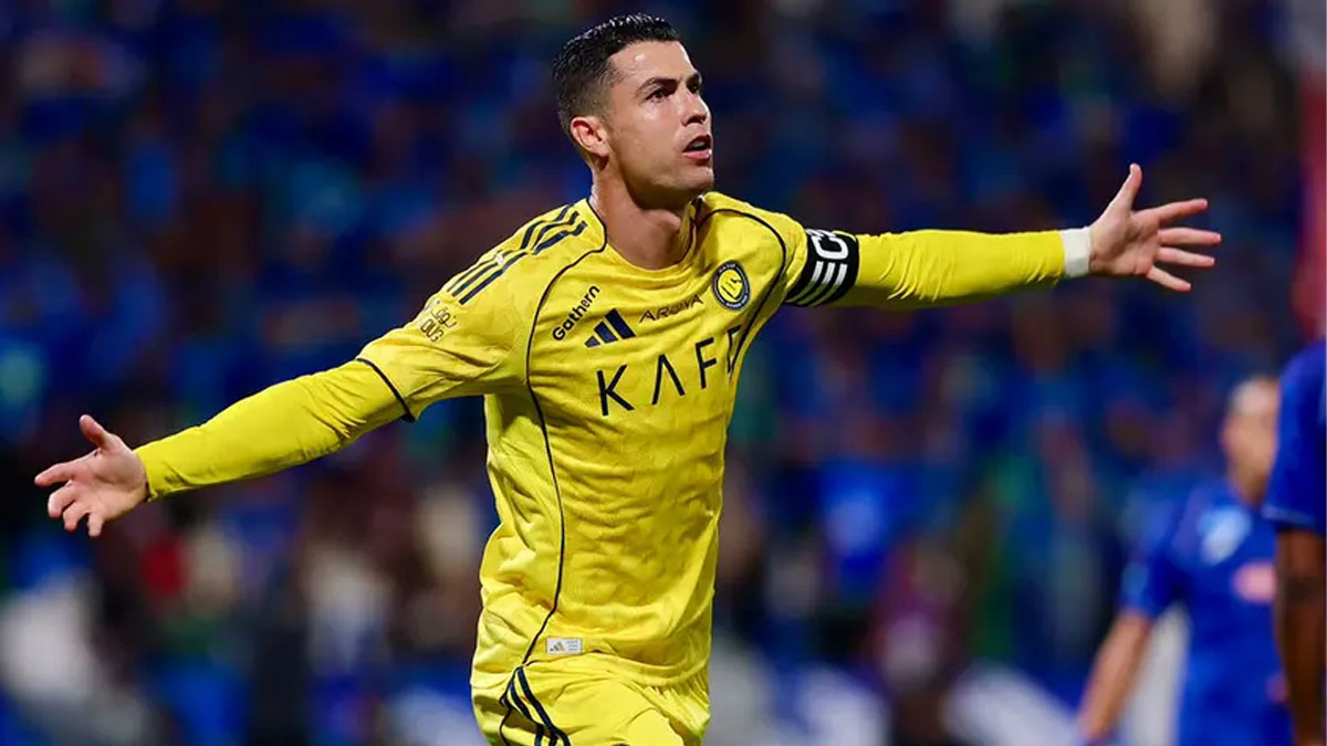 Cristiano Ronaldo saçlarını sarıya boyattı