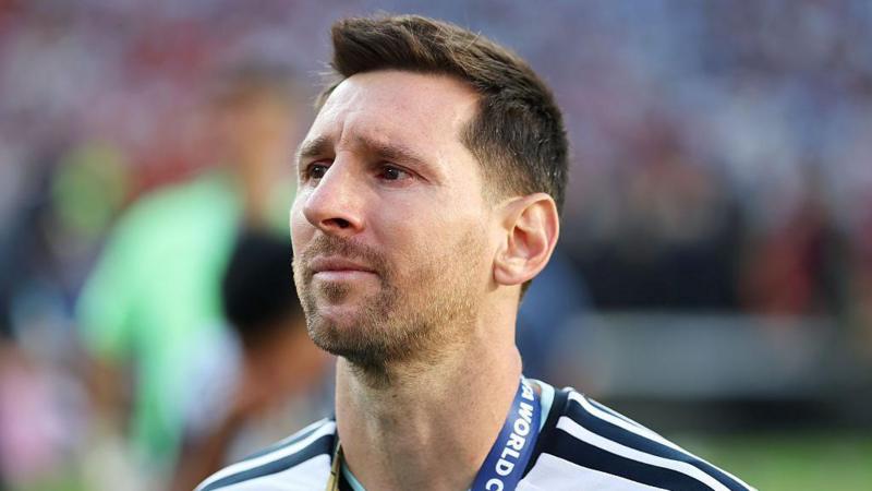 Messi babasının ölümüyle futbola devam edemeyebileceğini yazdı